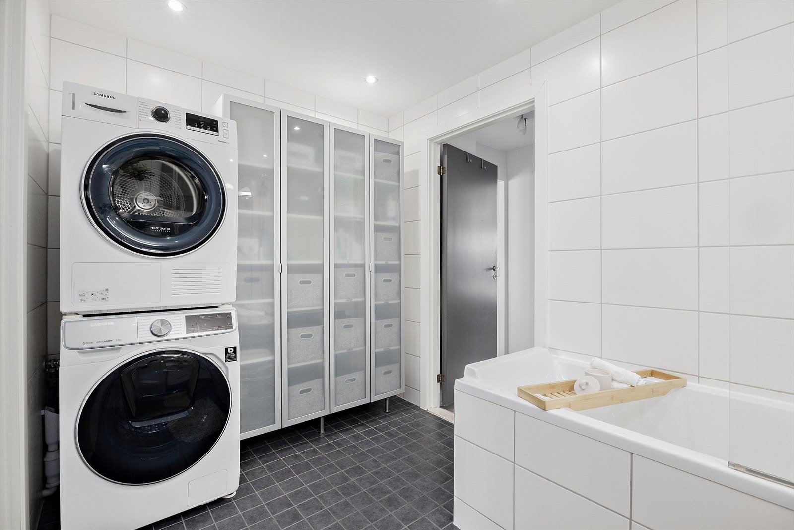 Bad med integrert vaskesone og god skapplass - funksjonelt og ryddig. Galleribilde