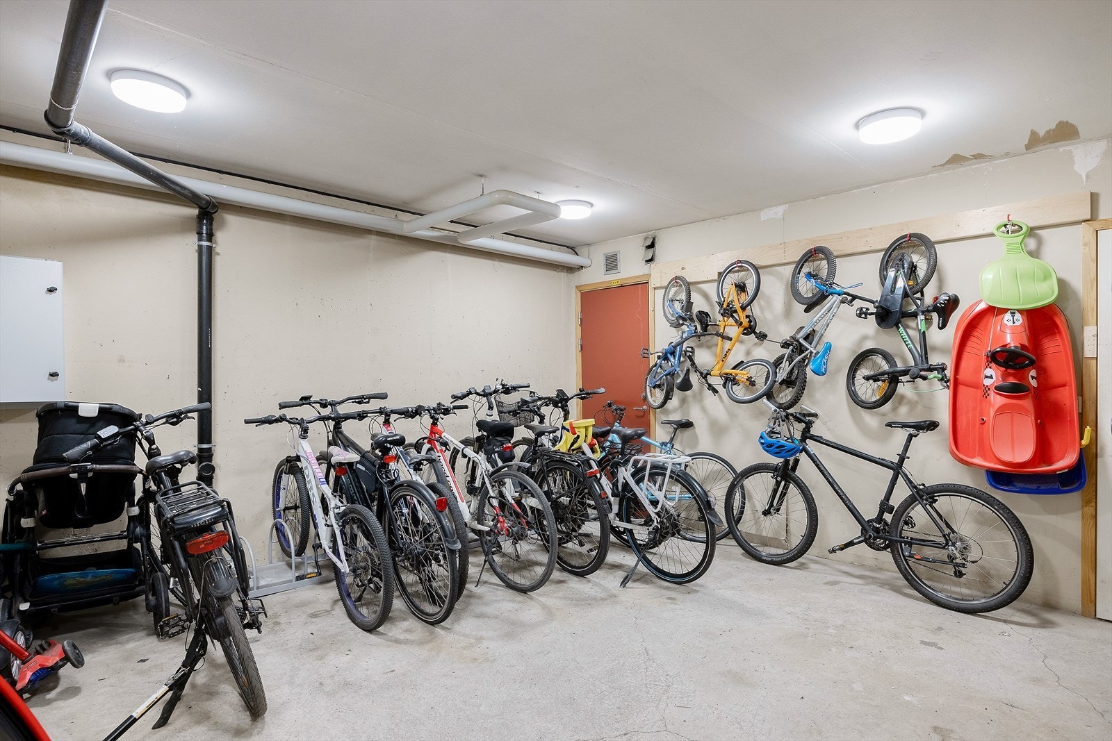 Sameiet disponerer en felles sykkelbod med god plass til sykler. Galleribilde