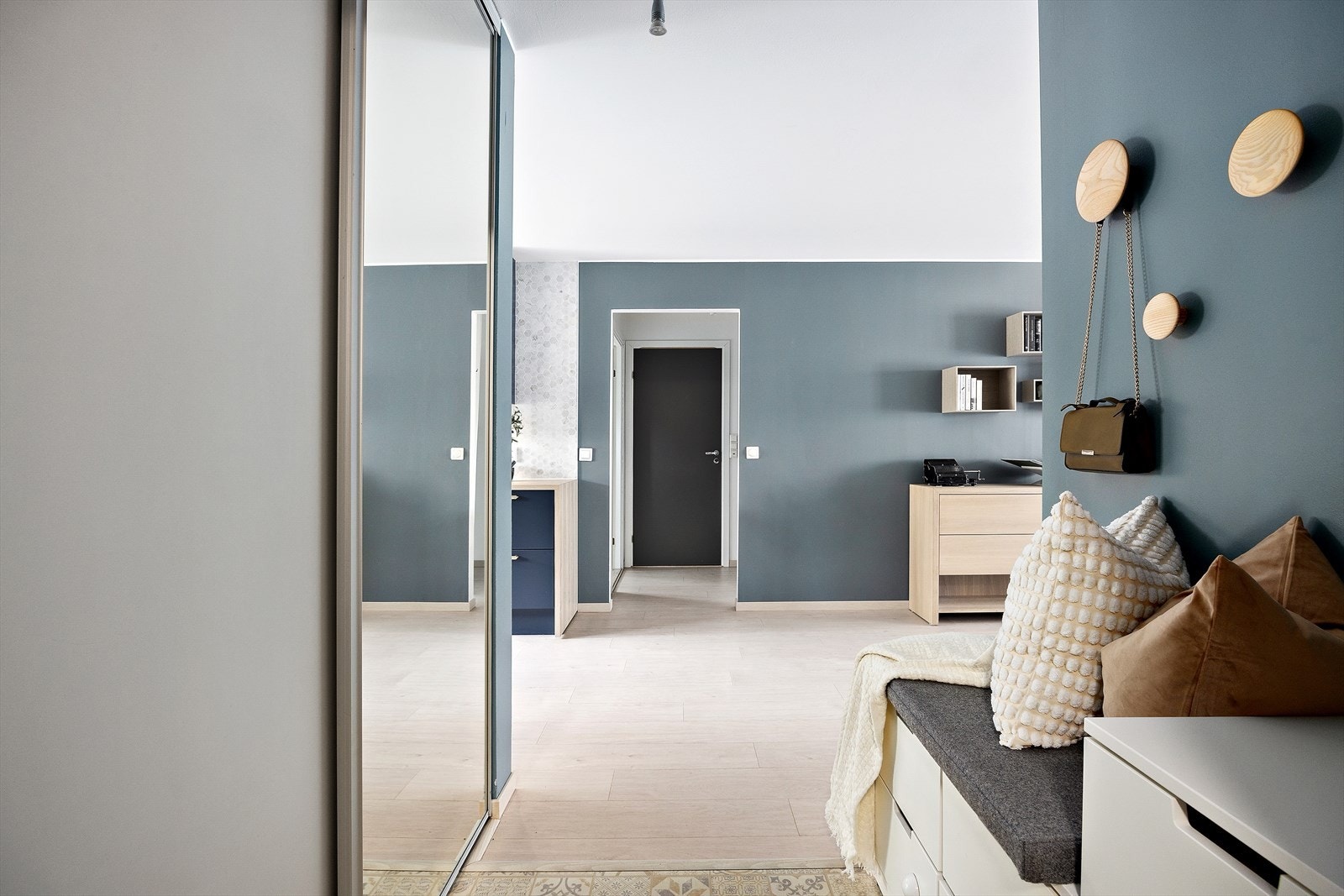 Velkommen inn! Praktisk og innbydende entré med plass til både garderobeløsning og sittebenk Galleribilde