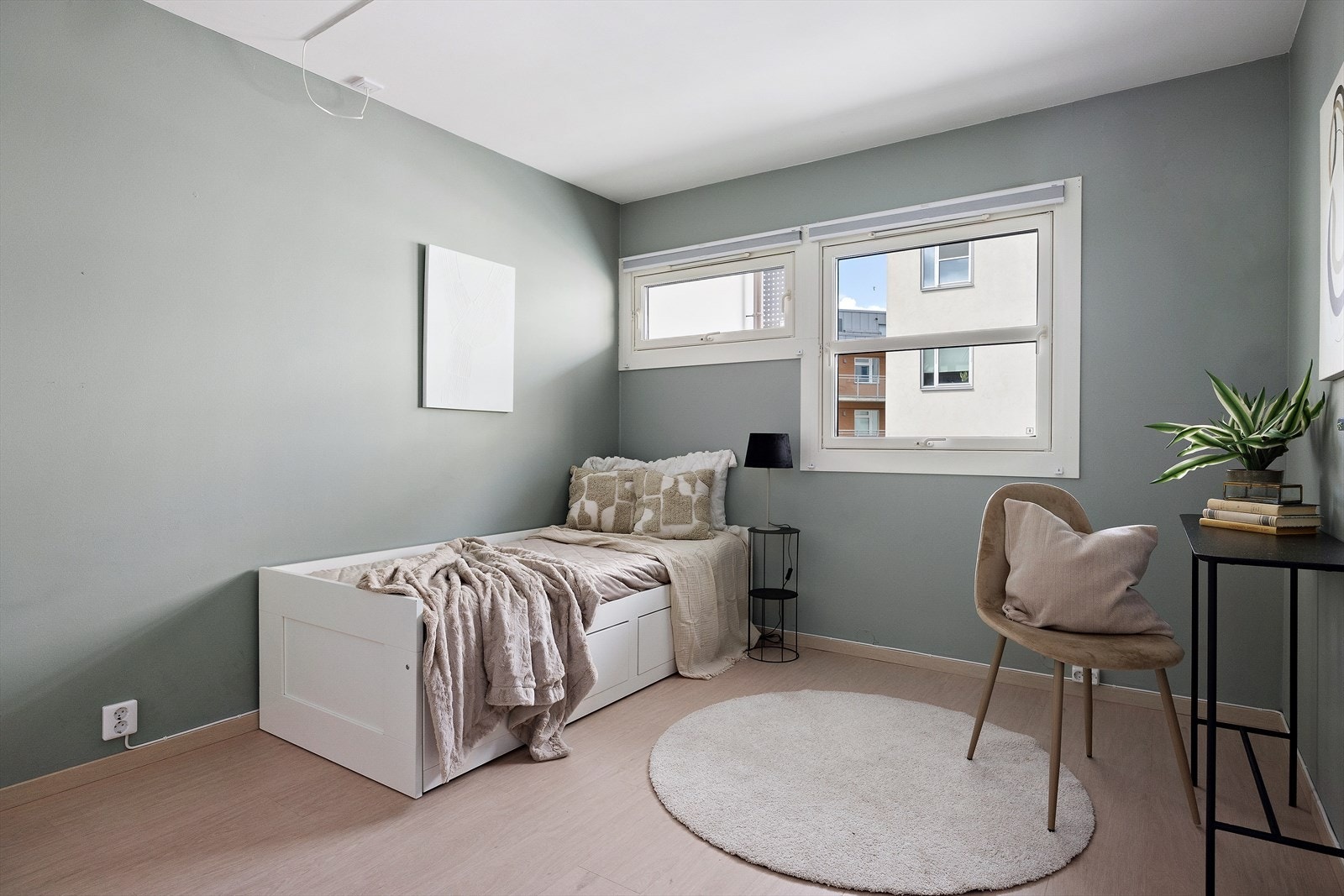 Rommet kan enkelt møbleres med dobbeltseng om behovet skulle være der Galleribilde