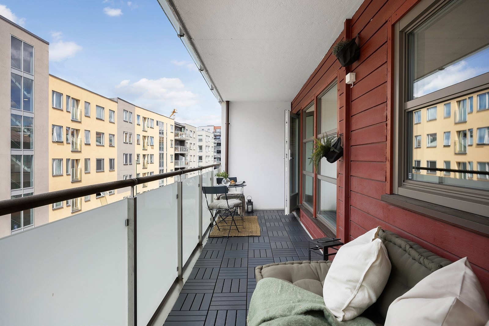 Balkongen vender mot en lite trafikkert gate Galleribilde