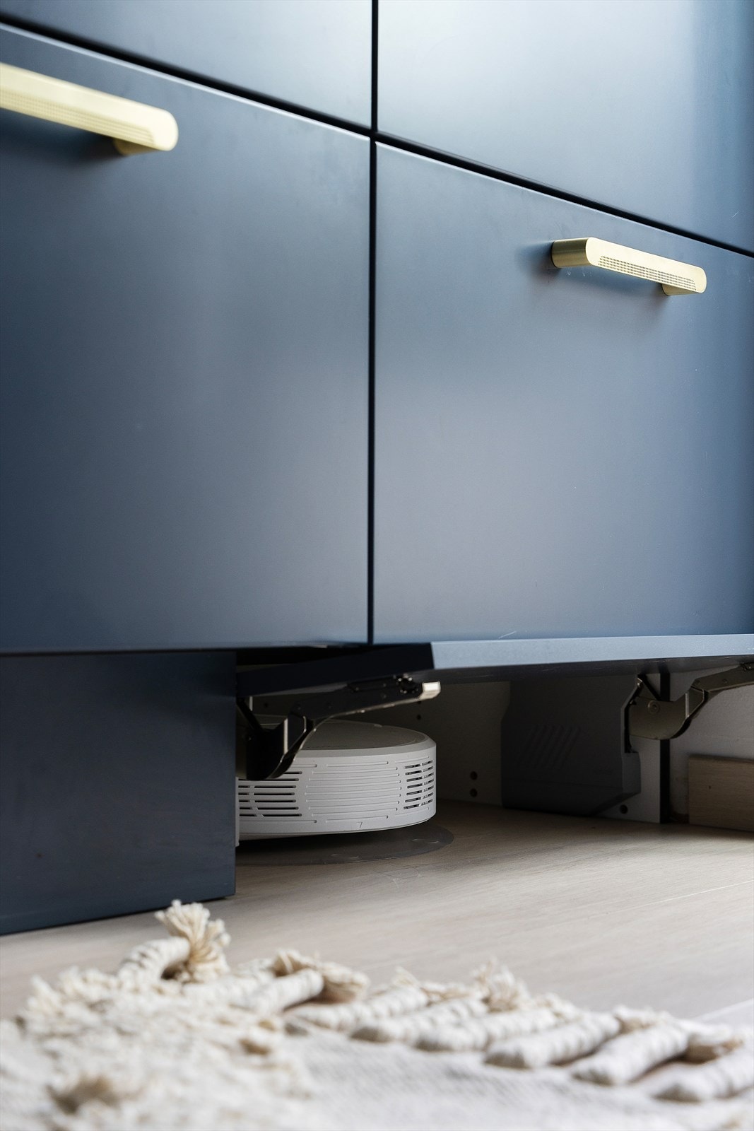 Til og med egen "garasje" til robotstøvsugeren. Galleribilde