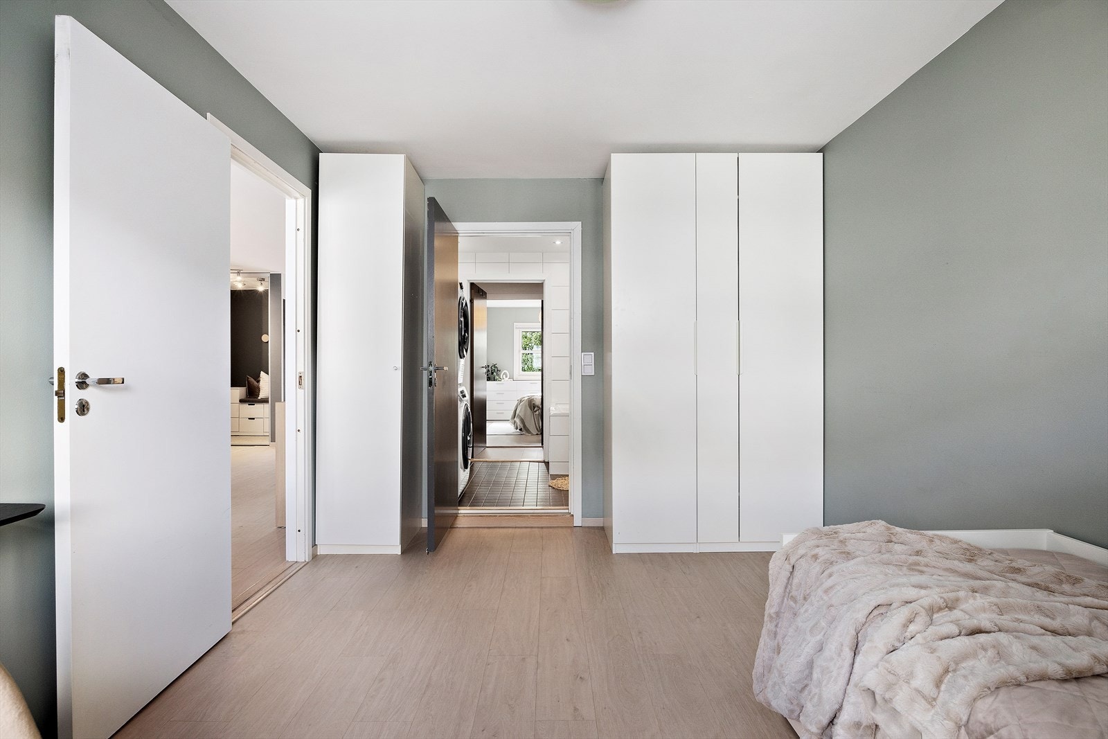 Et luftig og romslig soverom med fleksible møbleringsmuligheter og rikelig garderobeplass. Galleribilde