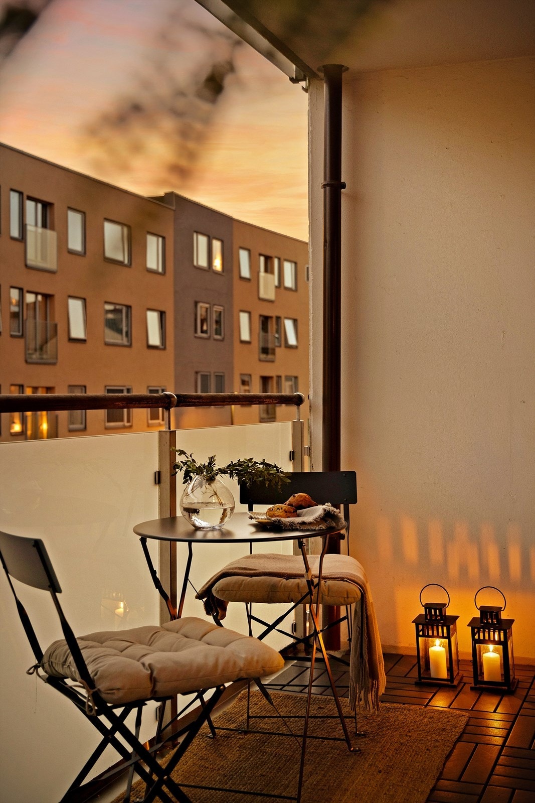 Felleskostnadene er på kr 9.142,- og i disse inkluderes varmtvann, TV-anlegg/bredbånd, garasje, felles byggeforsikring, kommunale avgifter Galleribilde