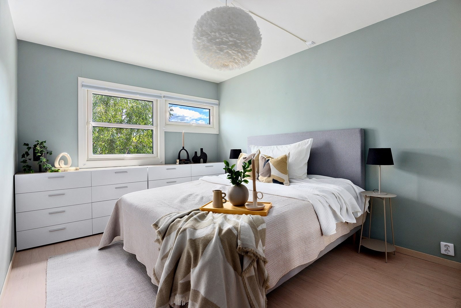 Et lyst og pent soverom med plass til dobbeltseng og garderobe - ideelt for både voksne og barn. Galleribilde