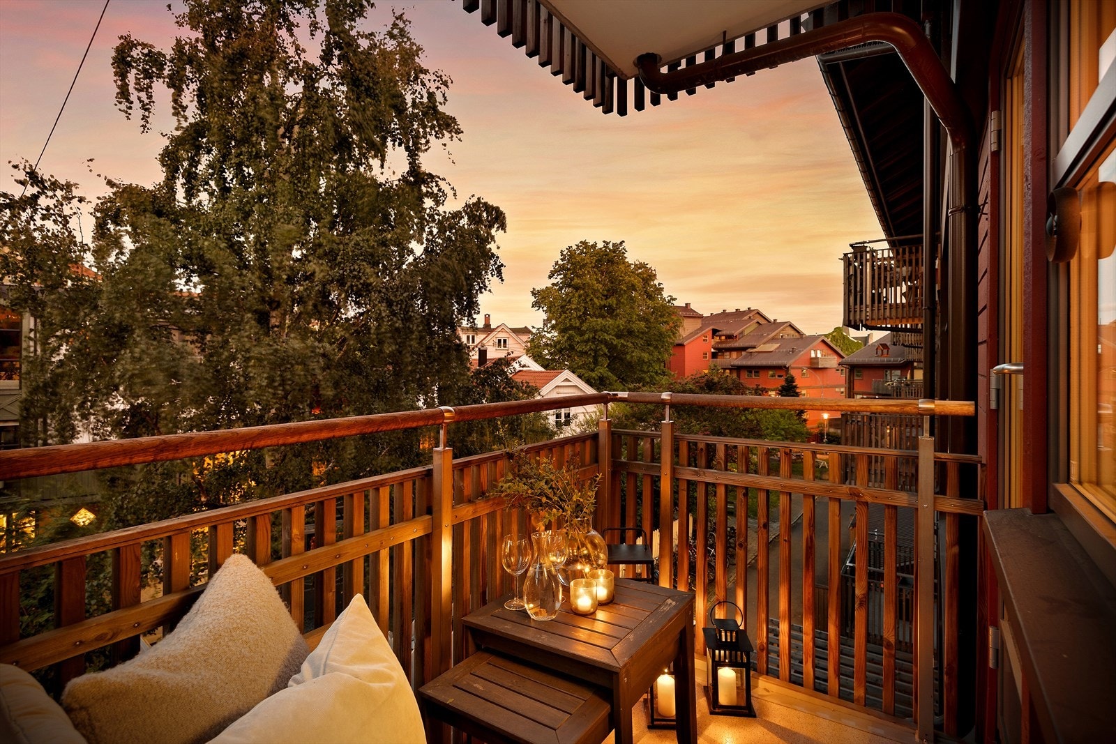 En lun og skjermet uteplass som blir ekstra stemningsfull når kvelden faller på Galleribilde