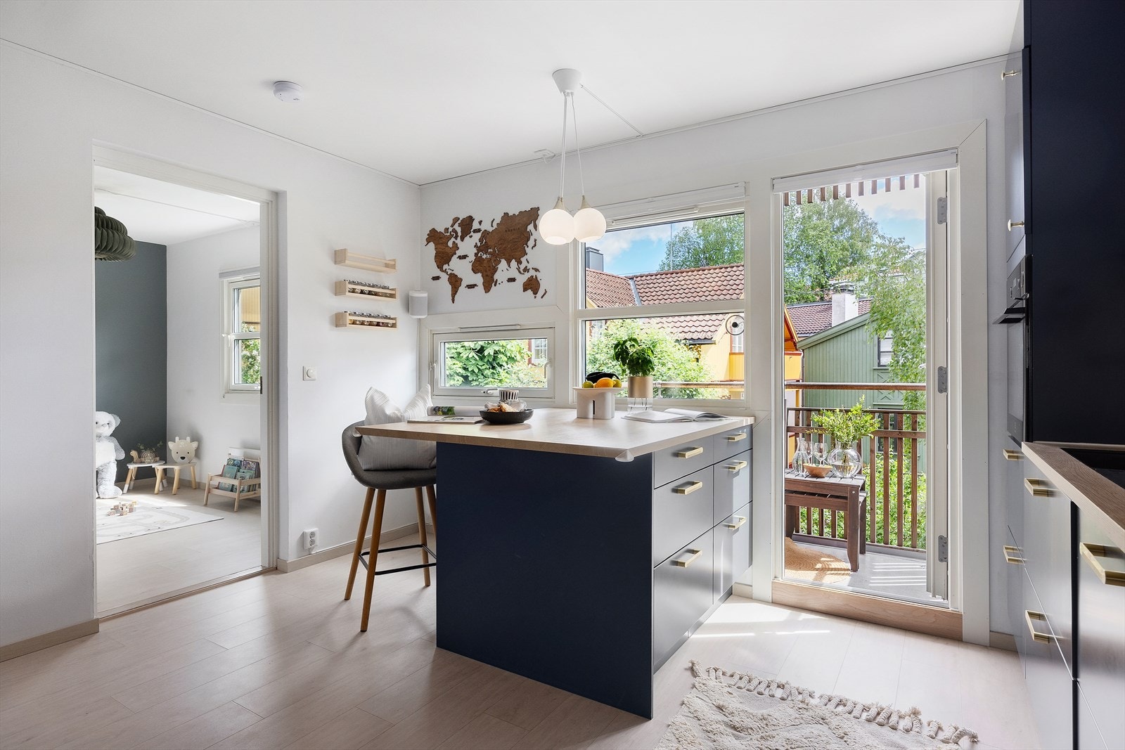 Den fine kjøkkenøya skaper en sosial sone - her kan du nyte frokosten eller følge med på kokken Galleribilde