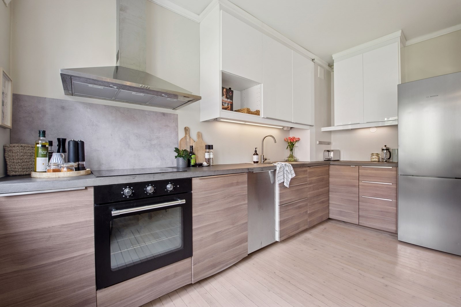 Kjøkkenet ble oppgradert i 2015 med tre-folierte fronter, benkeplate med mikrosement og nedfelt kum. Galleribilde