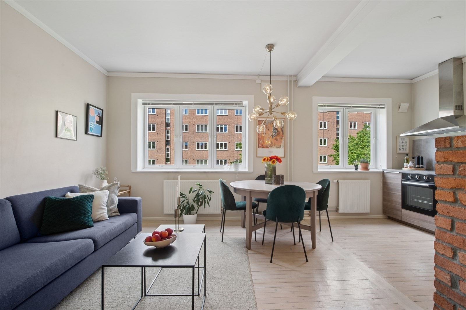 Leiligheten har trebord i alle rom og en herlig teglsten nisje mellom stuen og kjøkkenet. Galleribilde