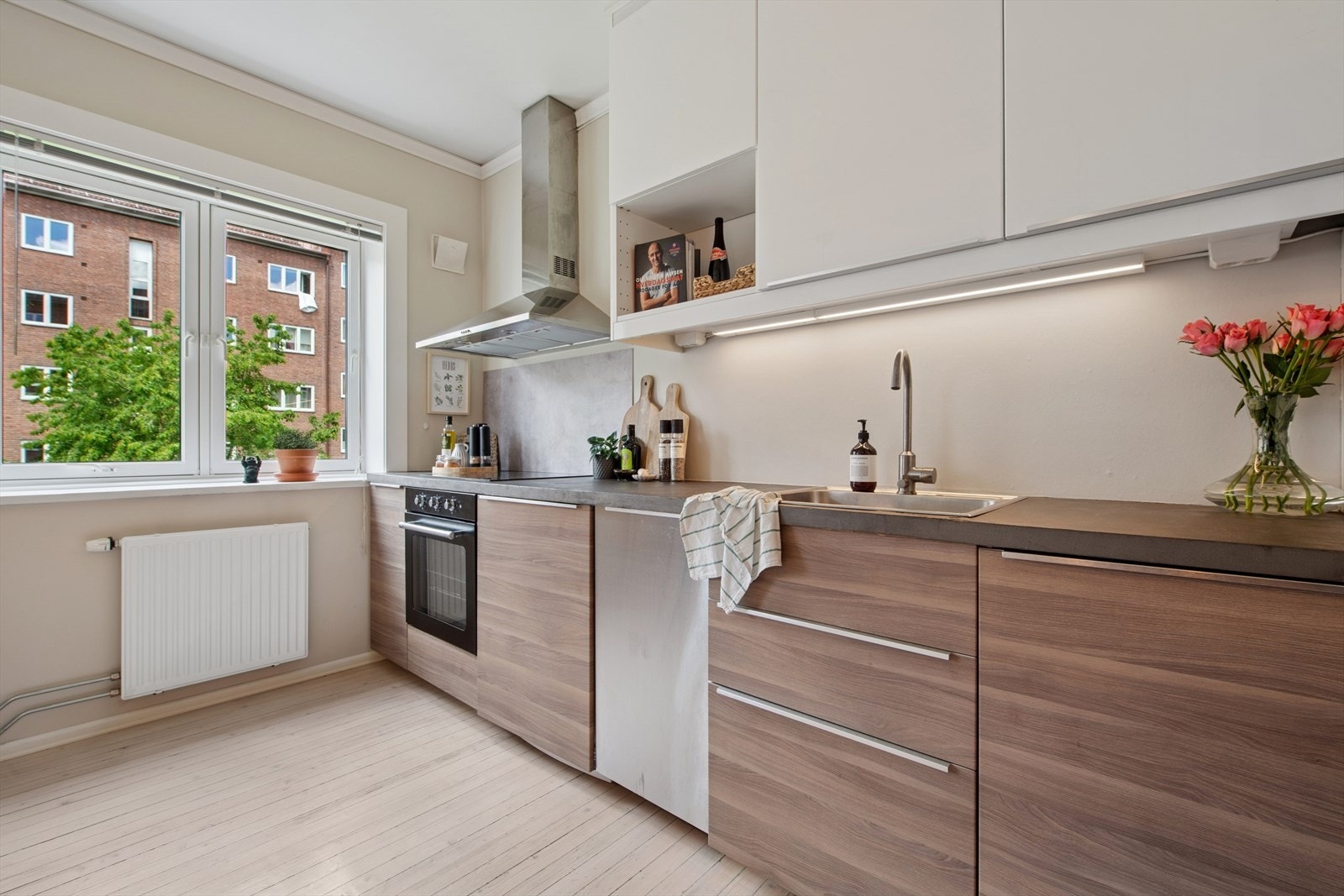 Kjøkkenet har plate på vegg over stekesone som gjør rengjøring smidigere Galleribilde