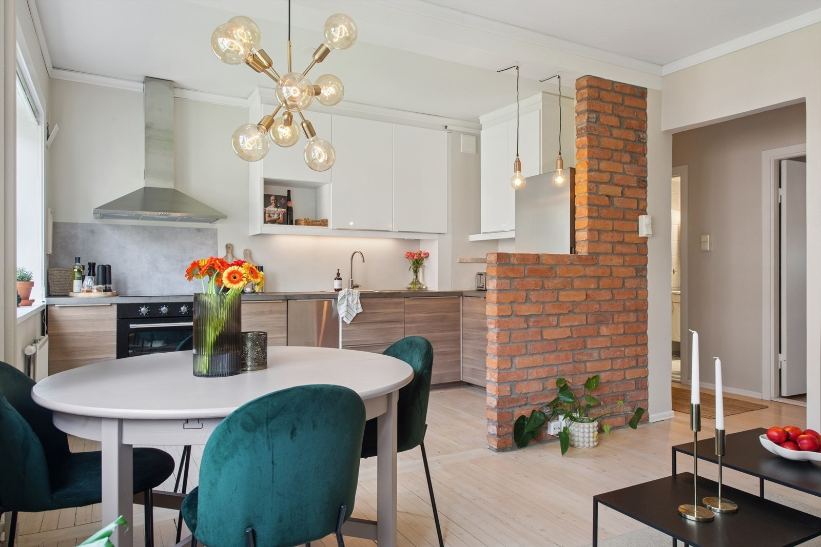 Stuen og kjøkkenet ligger i åpen løsning som gir en luftig og sosial atmosfære. Galleribilde