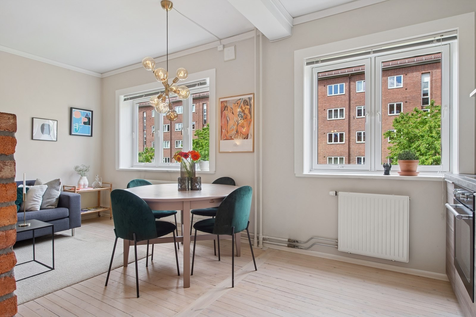 Leiligheten fremstår lys og innbydende med en svært sentral beliggenhet på Sofienberg/Grünerløkka. Galleribilde