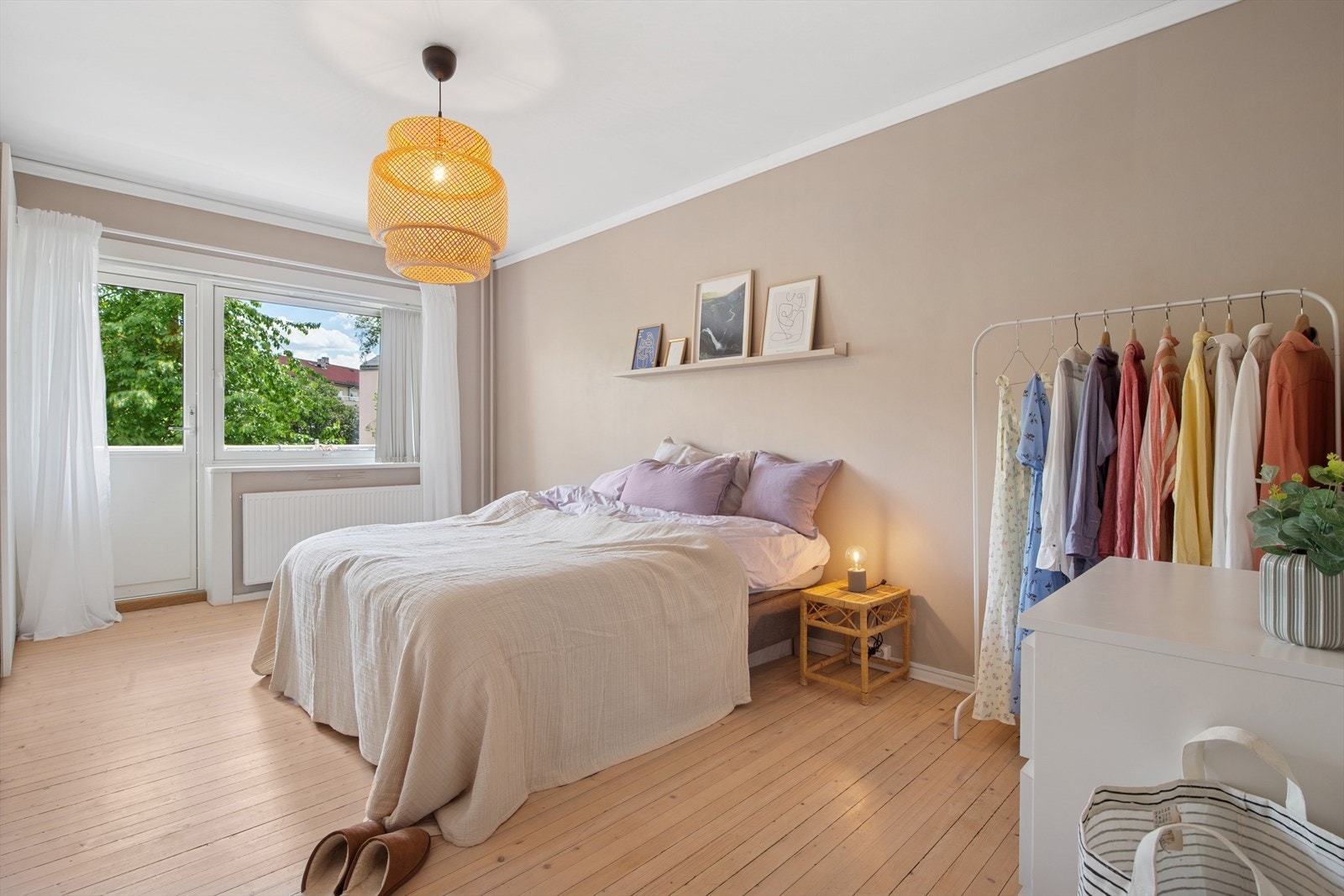 Fra soverommet er det utgang til sydøstvendt balkong på 3,6 m². Galleribilde