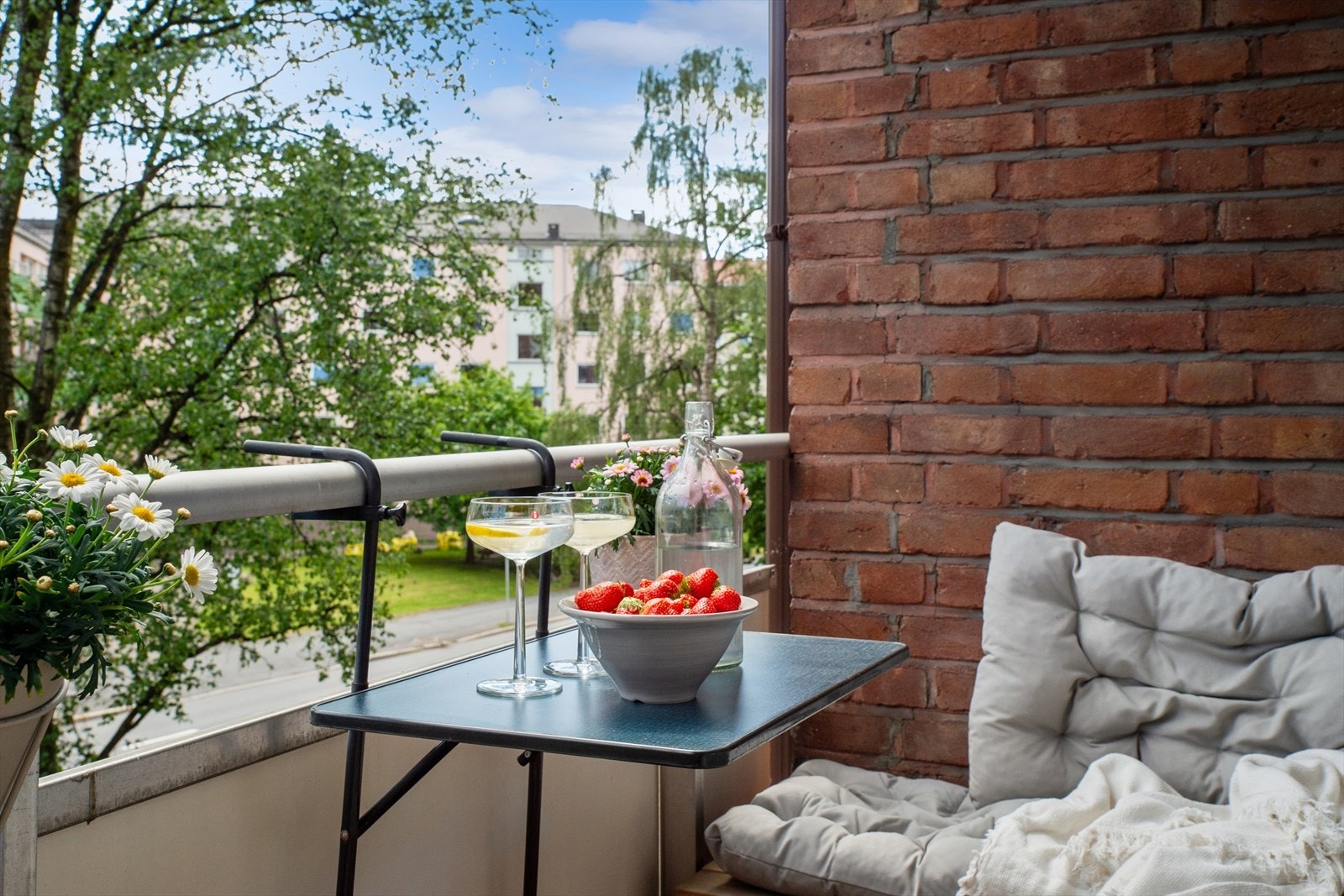 På balkongen kan man nyte en kopp kaffe med herlig morgensol i rolige omgivelser. Galleribilde