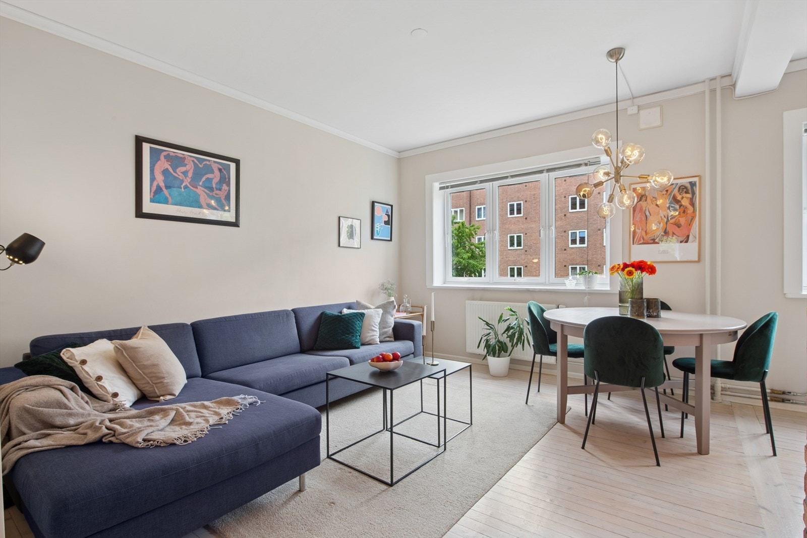 Store og nye vinder fra 2018 gir lieligheten mye naturlig lys som samspiller godt med fargevalgene på vegger og gulvet. Galleribilde