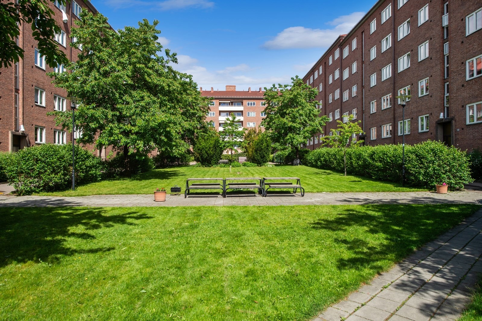 Borettslaget omkranser en flott og velholdt bakgård som står åpen for beboernes bruk. Galleribilde