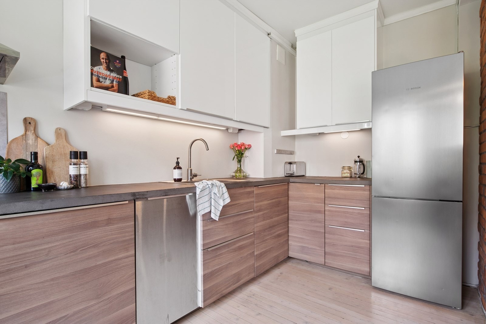 Her får man godt med både oppbevaringsplass og benkeplate, samt opplegg for oppvaskmaskin og vaskemaskin, og en praktisk nisje for kjøle-/fryseskap. Galleribilde