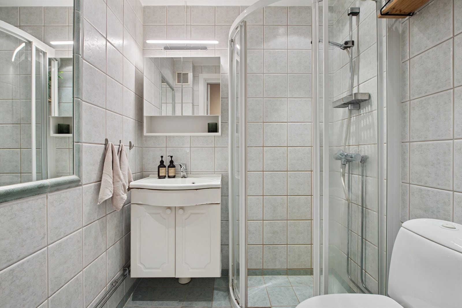 Godt med oppbevaringsplass i servant- og speil-skap. Galleribilde