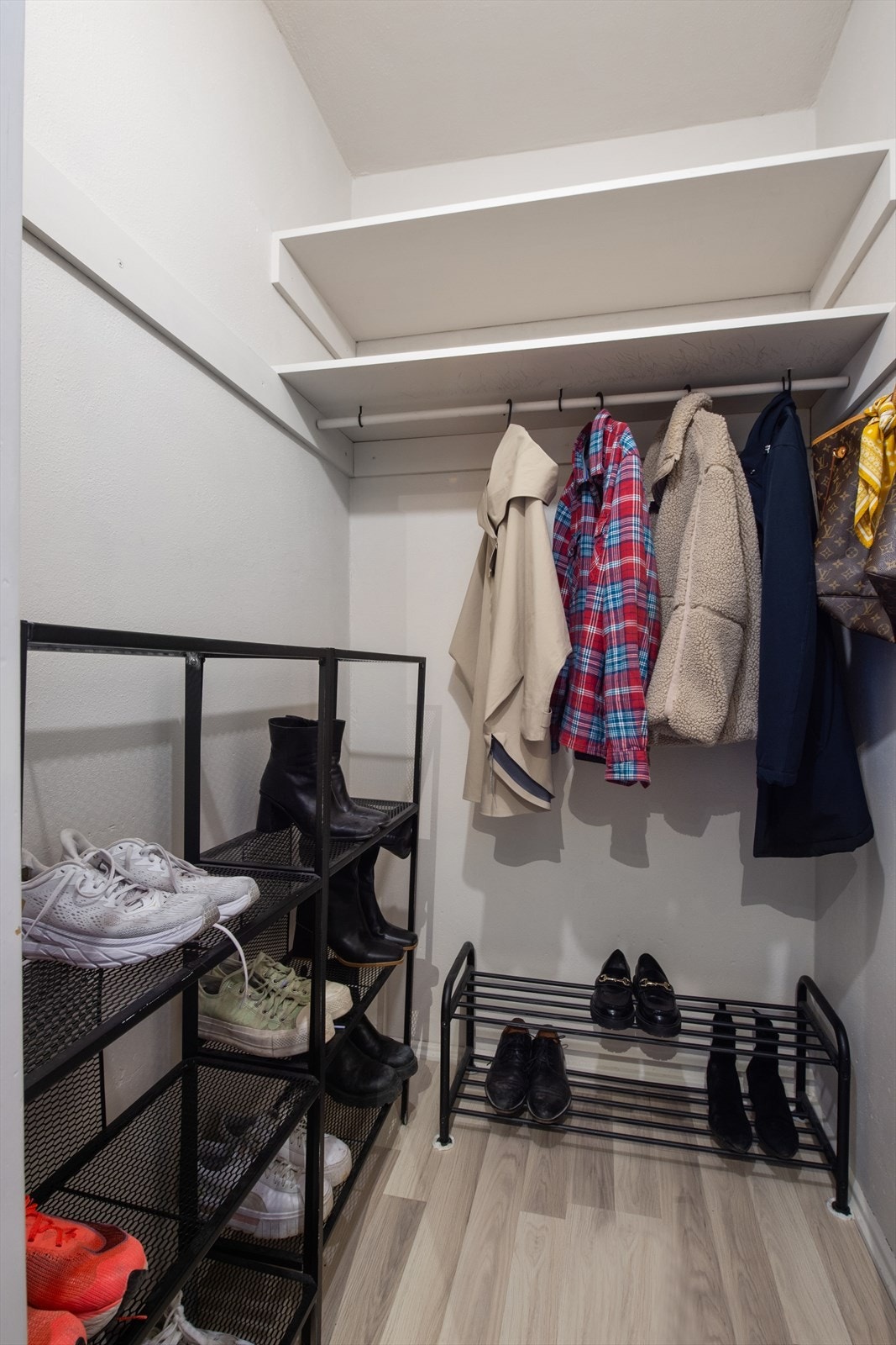 Innvendig bod/walk-in closet Galleribilde