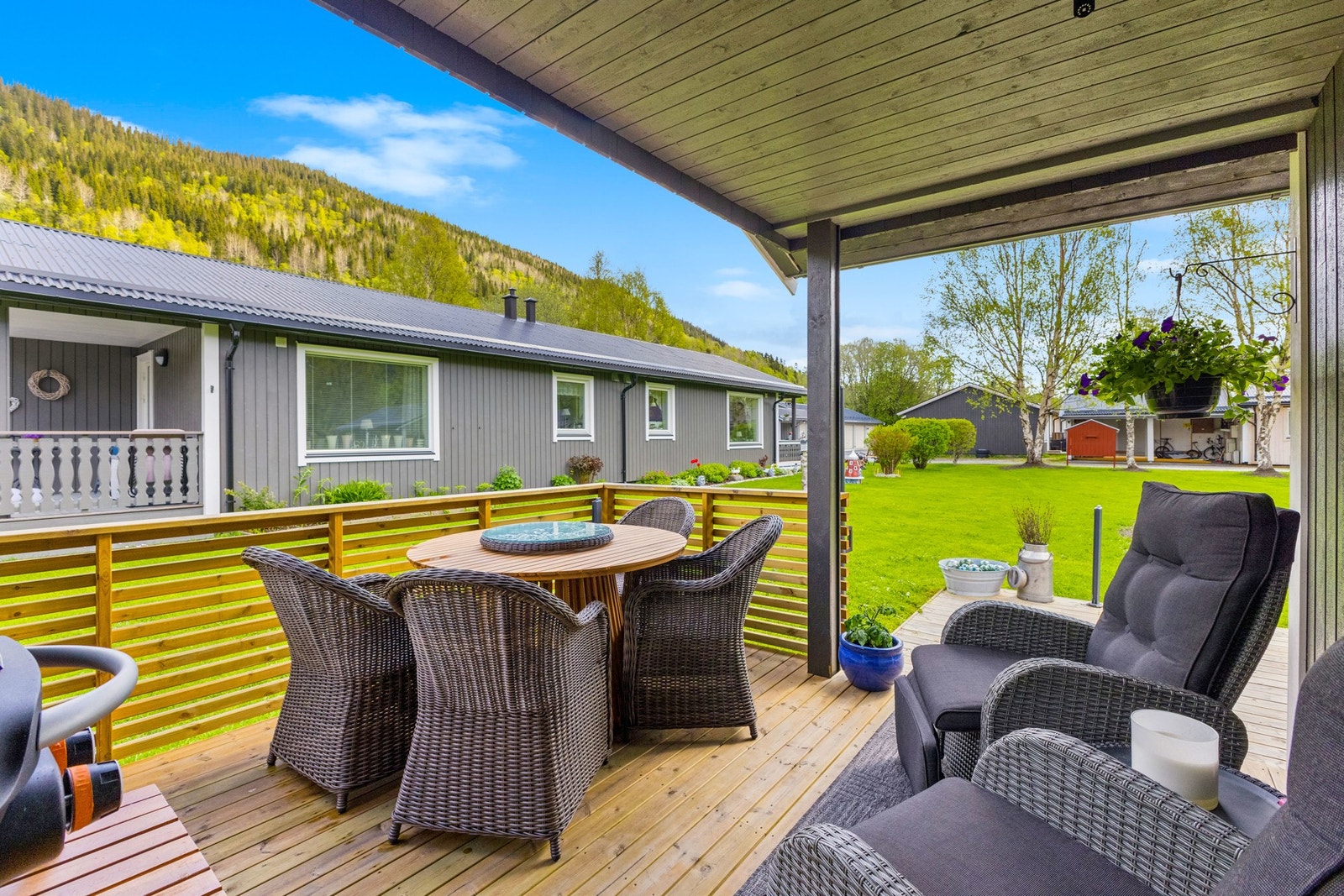 Delvis takoverbygget terrasse med gode solforhold. Galleribilde