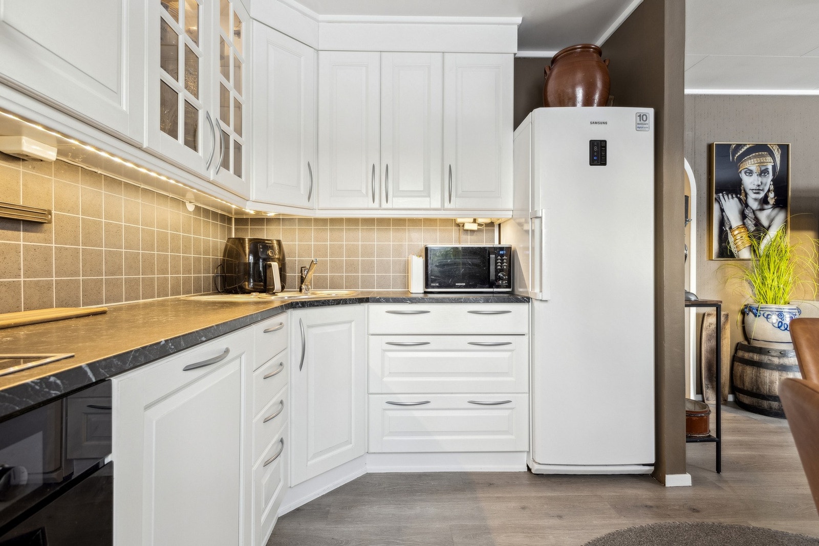 Kjøkkeninnredning er fra 2010, med profilerte fronter og laminat benkeplate. Galleribilde