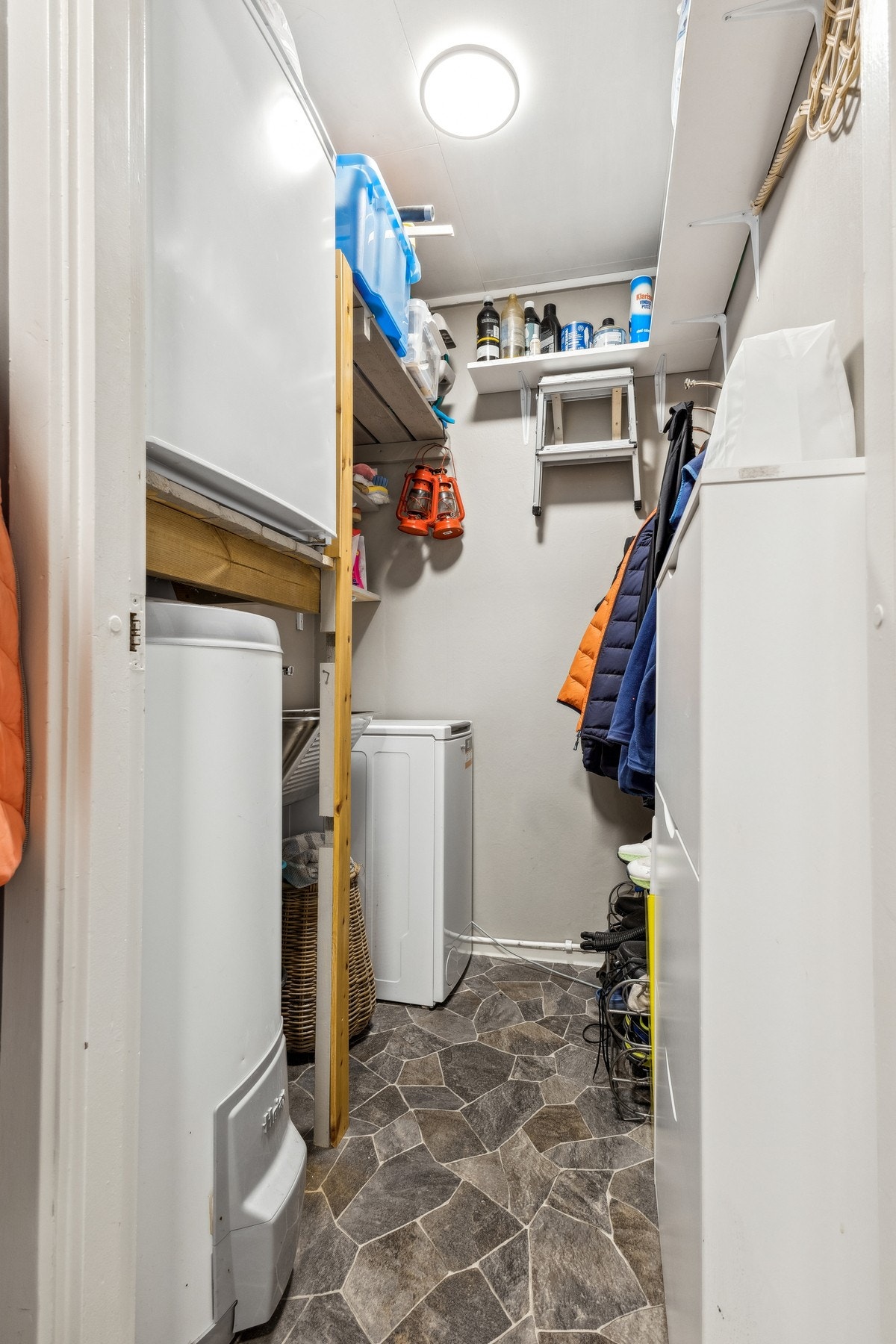 Det er montert opplegg for vaskemaskin og vaskekum i bod. Galleribilde