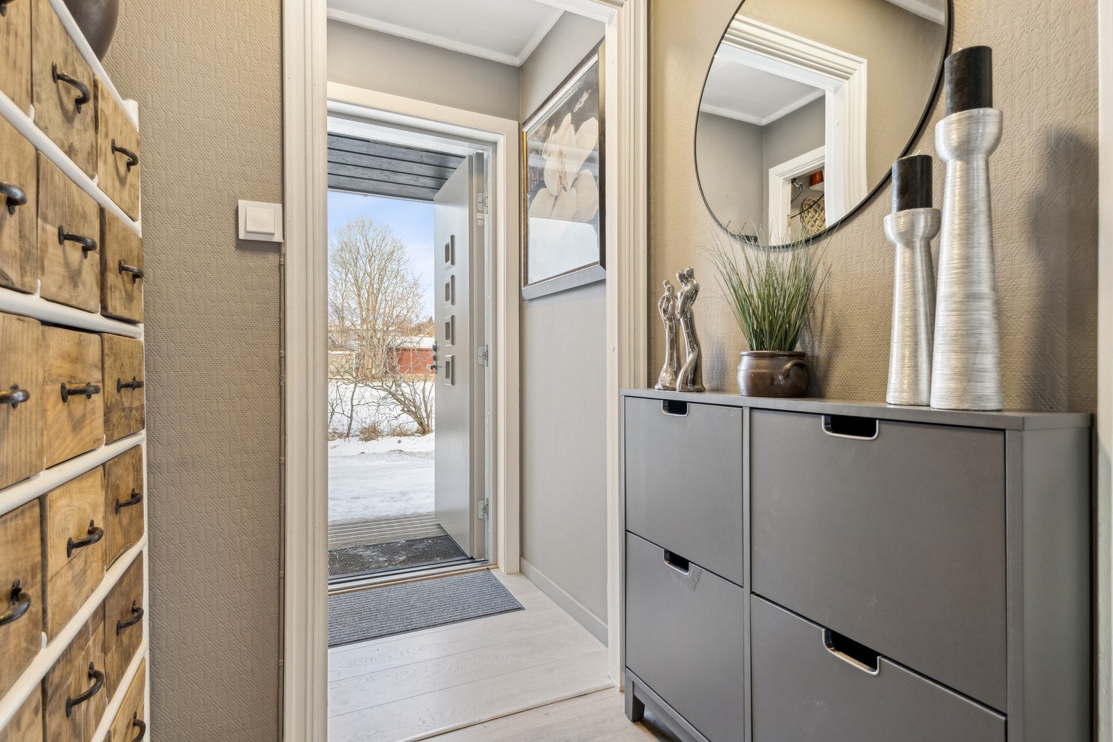 Tomannsboligen er på 56m2 og inneholder vindfang, vaskerom, gang, bad, 2 soverom, stue og kjøkken. Galleribilde