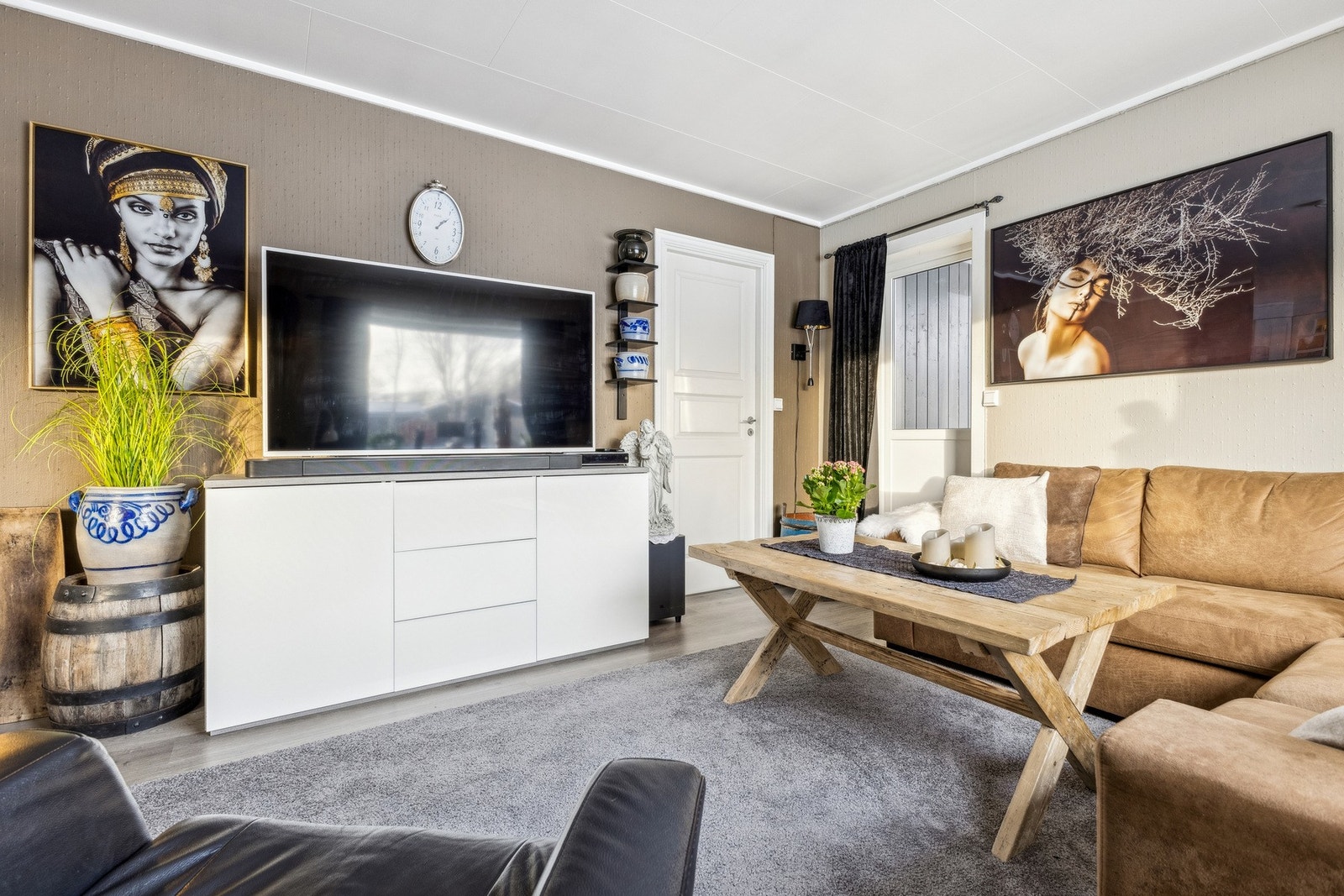 I følge tidIigere takst er det gjort modernisering i stue i 2018, med nytt gulv, samt varme i gulvene. Galleribilde