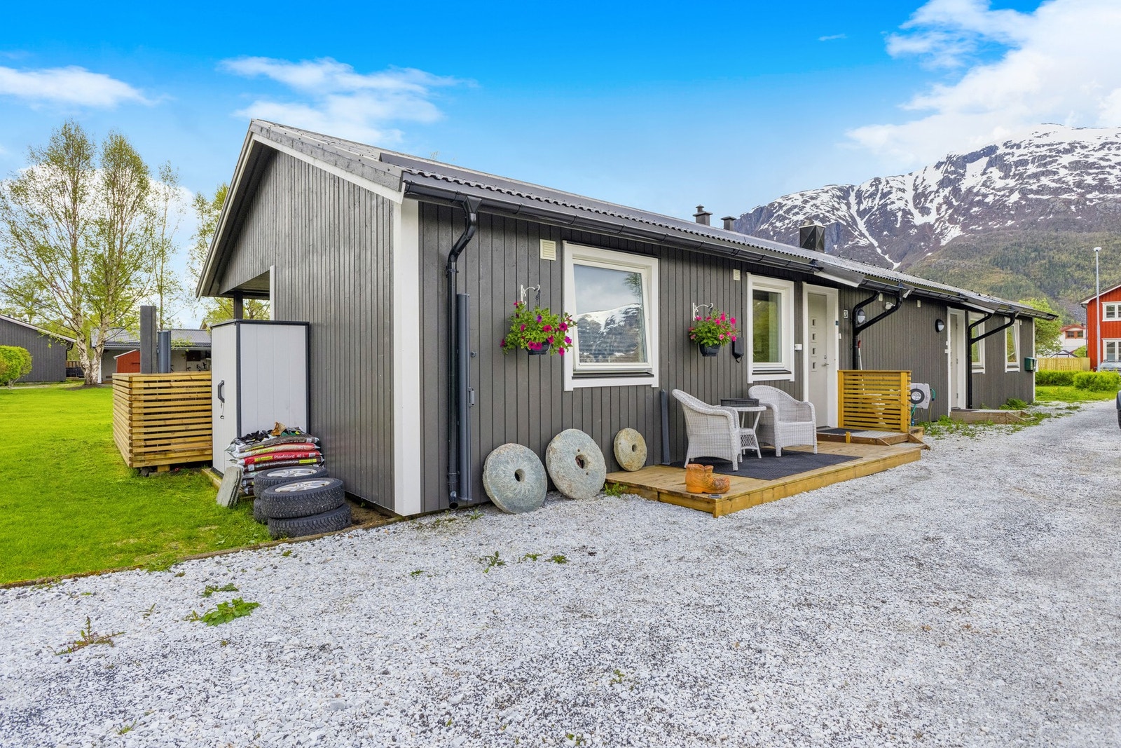 I tillegg til parkering i garasje, er det parkering rett utenfor inngangspartiet. Her er det også satt opp el-bil lader. Galleribilde