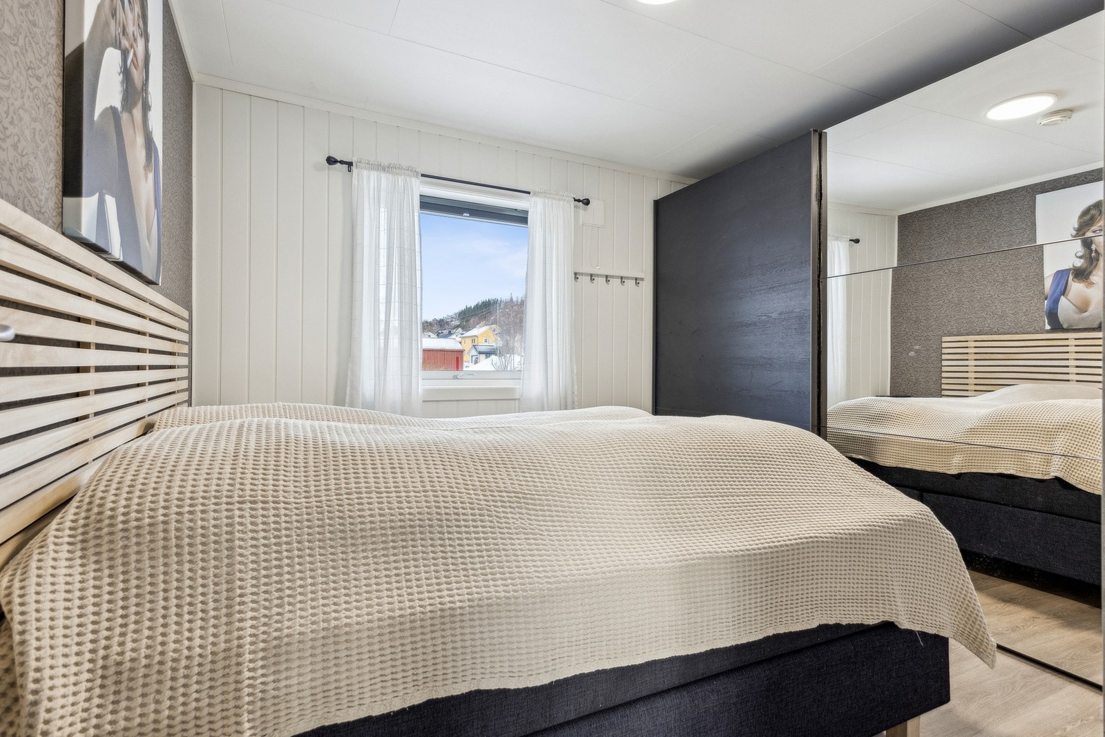 Fint og romslig soverom med plass til dobbeltseng og garderobe. Galleribilde