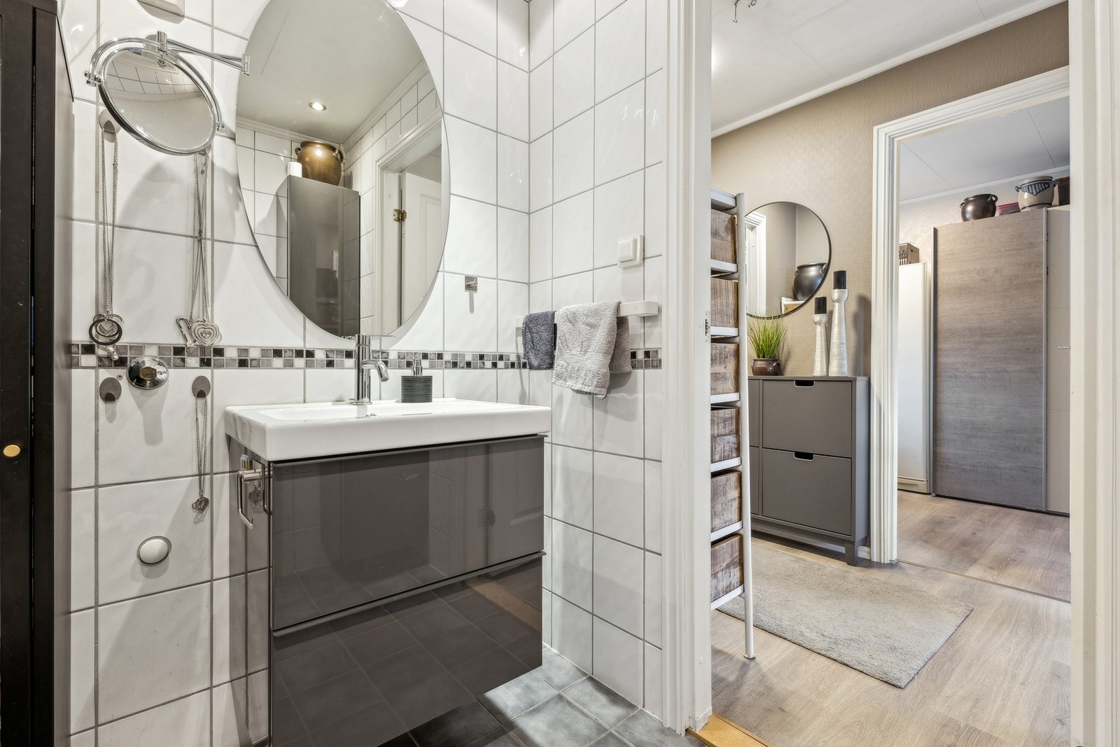 Badet ble modernisert i 2006, og har fliser på vegg og på gulv, samt varmekabler. Galleribilde