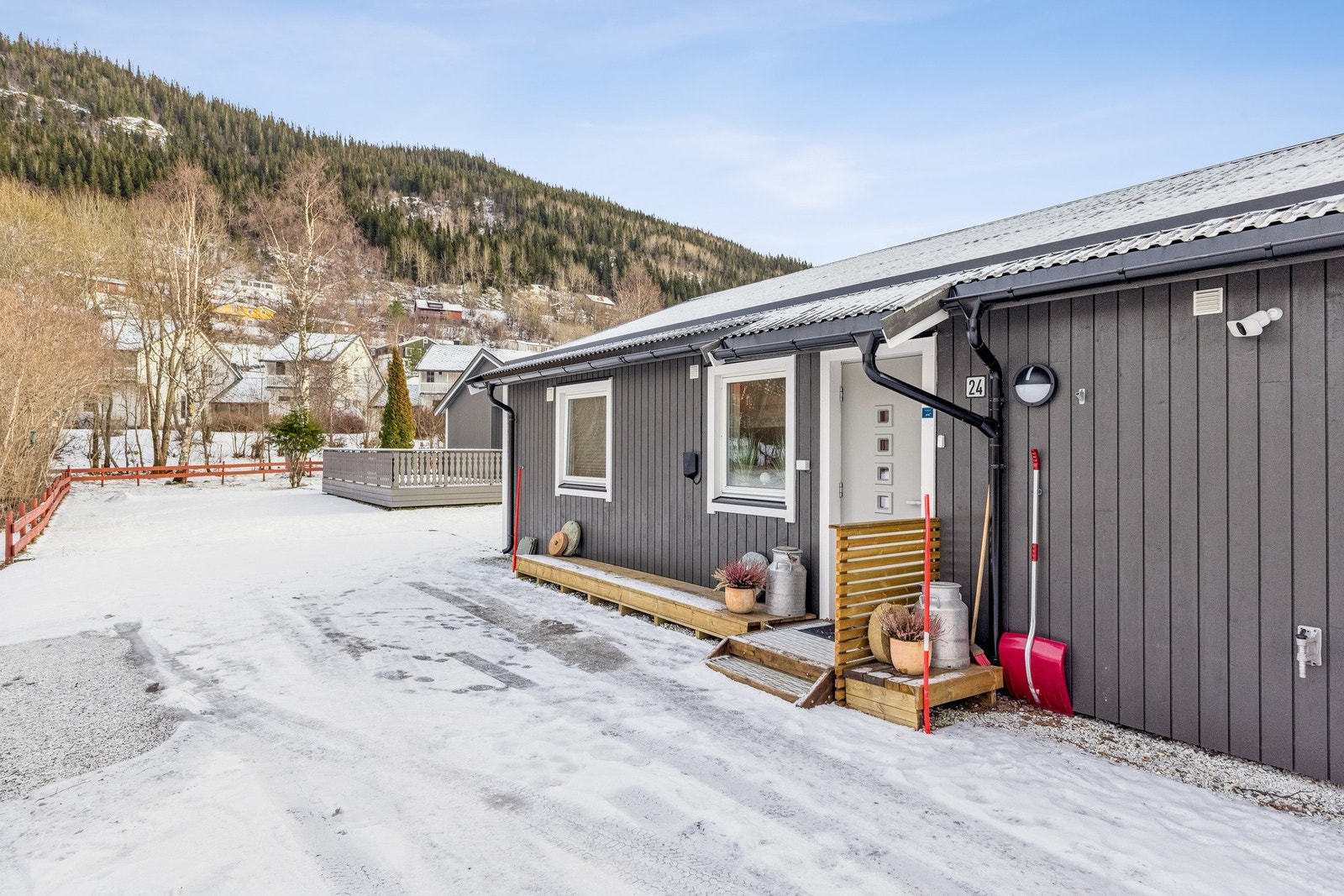 Praktisk med takutstikk over ytterdør. Galleribilde