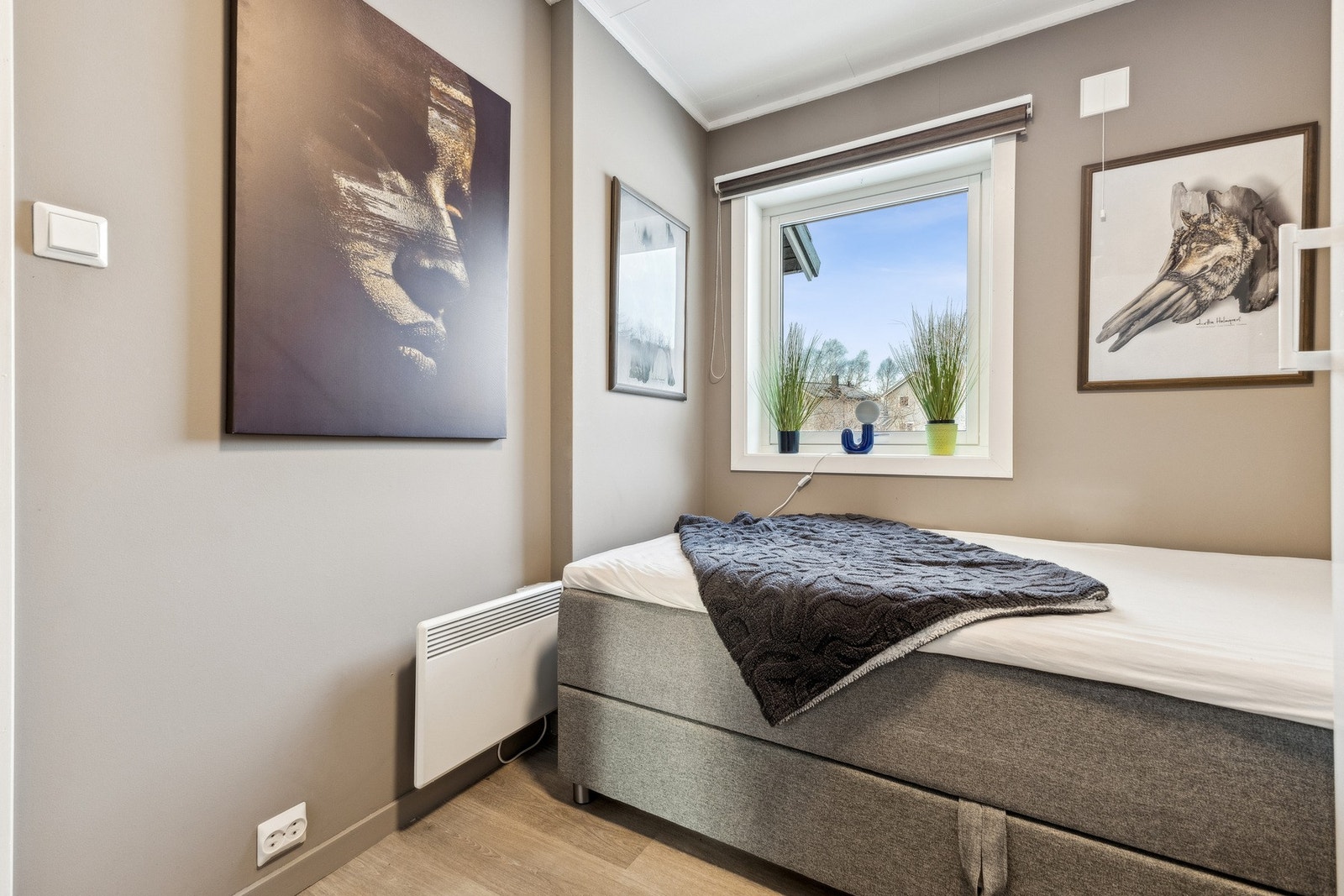 Moderne og fint soverom, som ble pusset opp i 2017. Det gjøres oppmerksom på at rommet er byggesøkt som disp. rom og sådan ikke godkjent hos kommunen som rom for varig opphold. Galleribilde