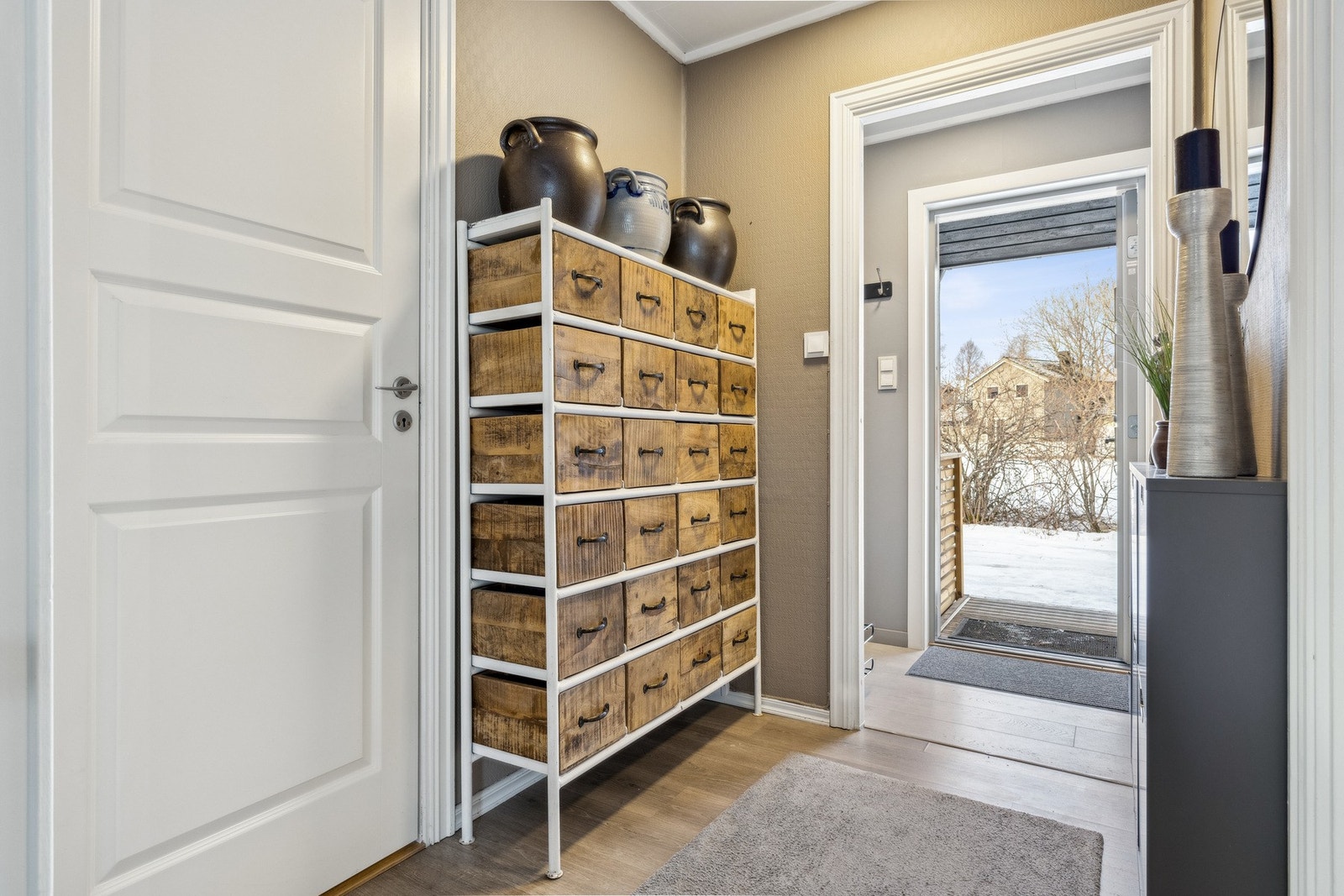 Fint vindfang og entre med muligheter for oppbevaring. Galleribilde