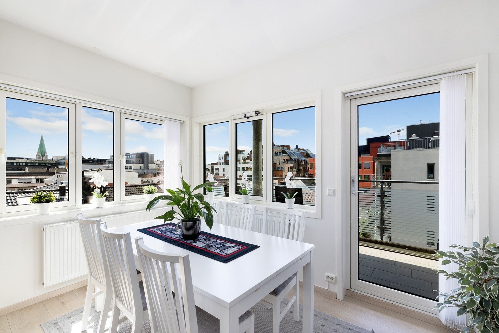 Stue med plass til spisebord. Utgang til solrik balkong. Galleribilde