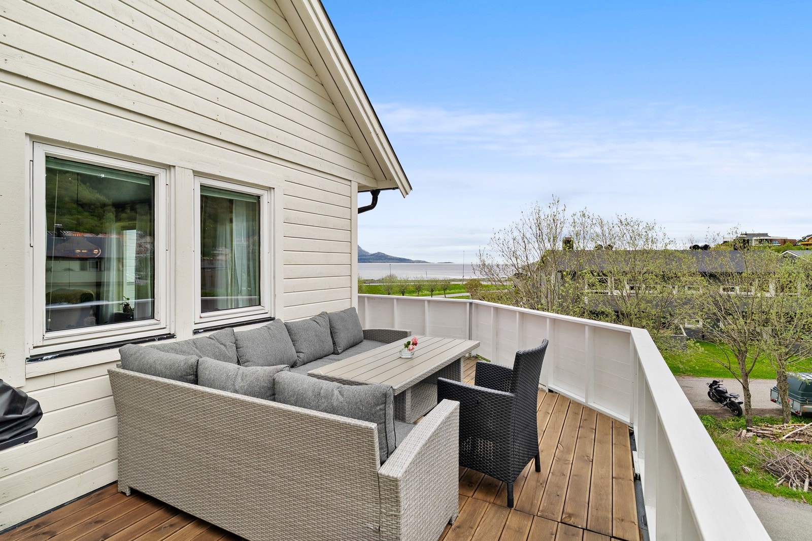Balkong med god plass til sittegruppe og tilhørende møblement. Galleribilde