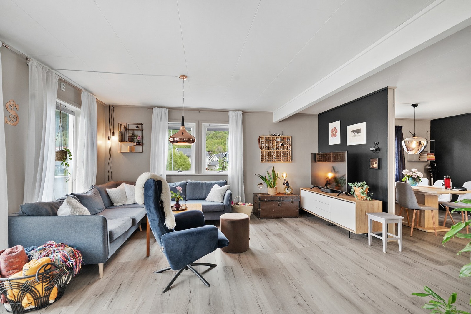 Stuen er malt i behagelige farger. Galleribilde