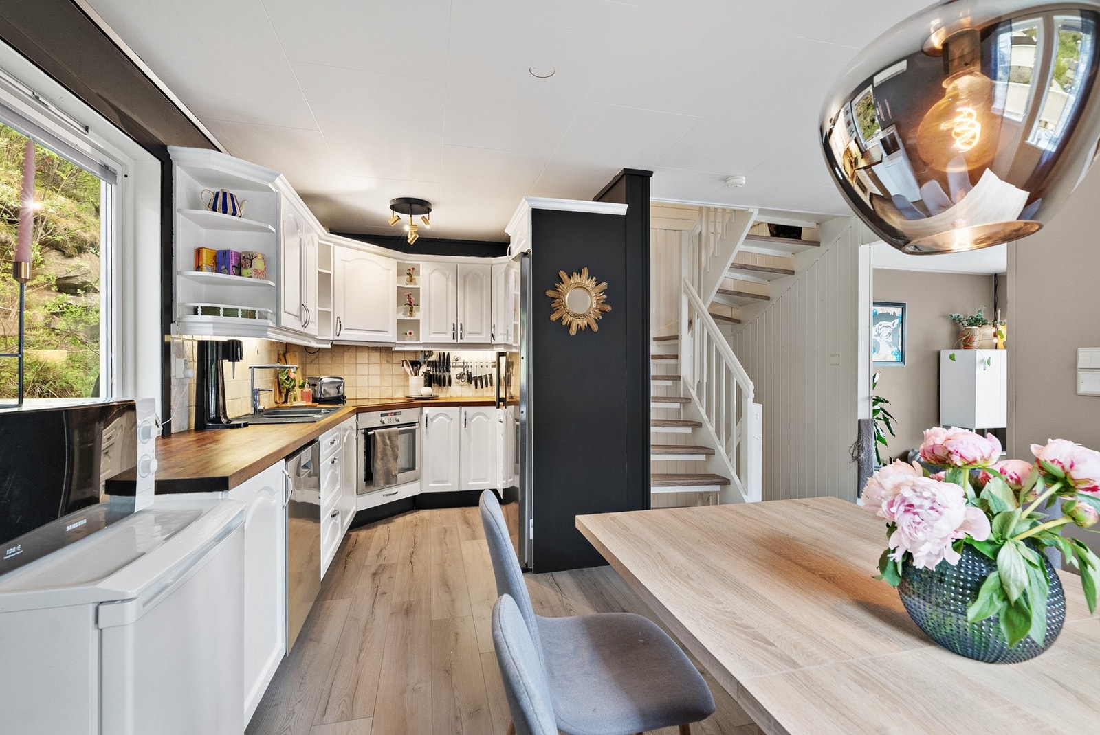 Lyst og pent kjøkken adskilt fra stuen. Galleribilde