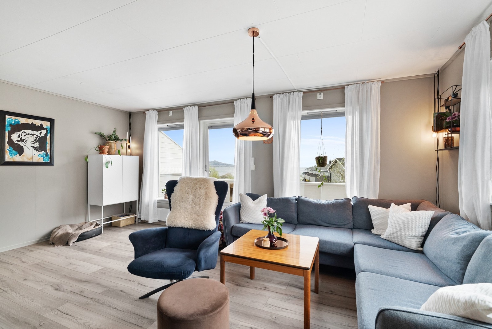 Romslig stue med god plass til sofagruppe og tilhørende møblement. Galleribilde