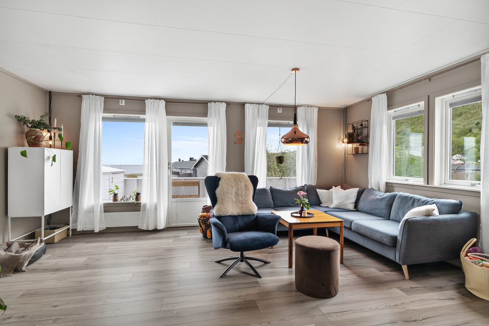 Store vinduer som slipper inn godt med naturlig lys i rommet. Galleribilde