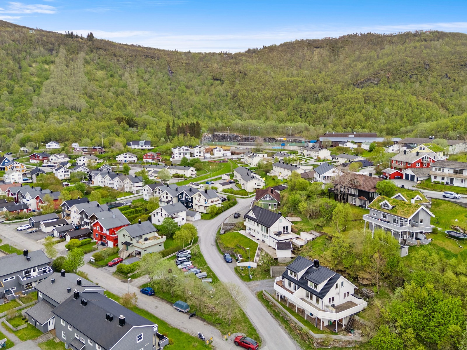 Boligen har fin beliggenhet på Løpsmark med kort vei til bla. butikk, skole, dagligvarebutikk, kollektivtransport og idrettshall. Galleribilde