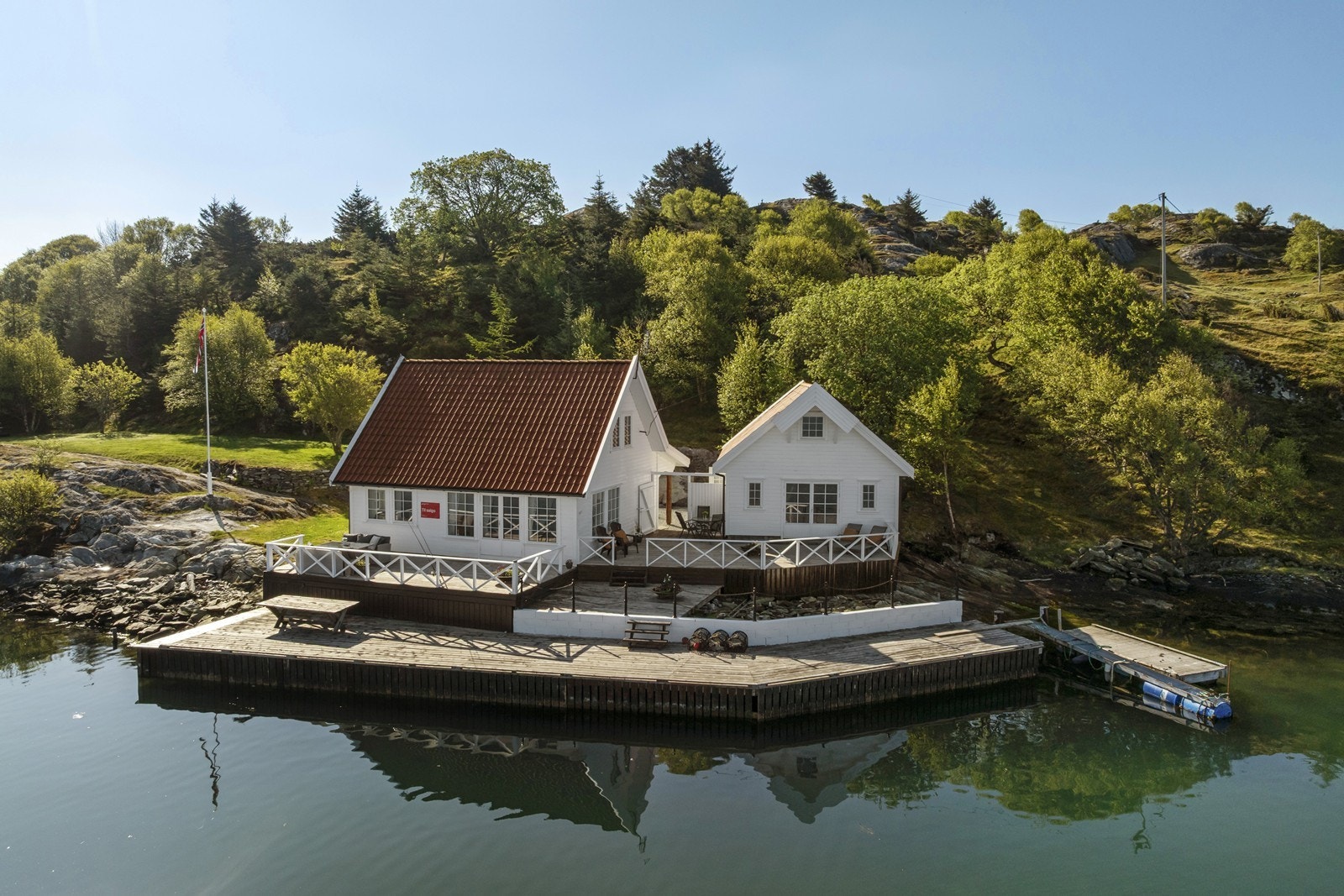 Hytte med kai, naust og grillhytte Galleribilde