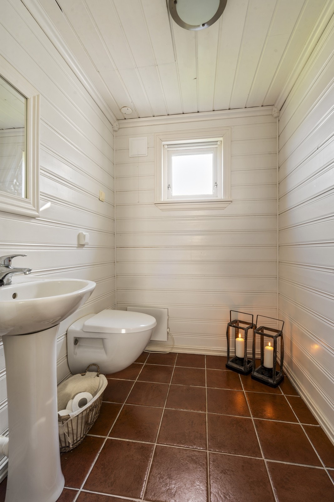 Toalettrom med vask og Jets biotoalett Galleribilde