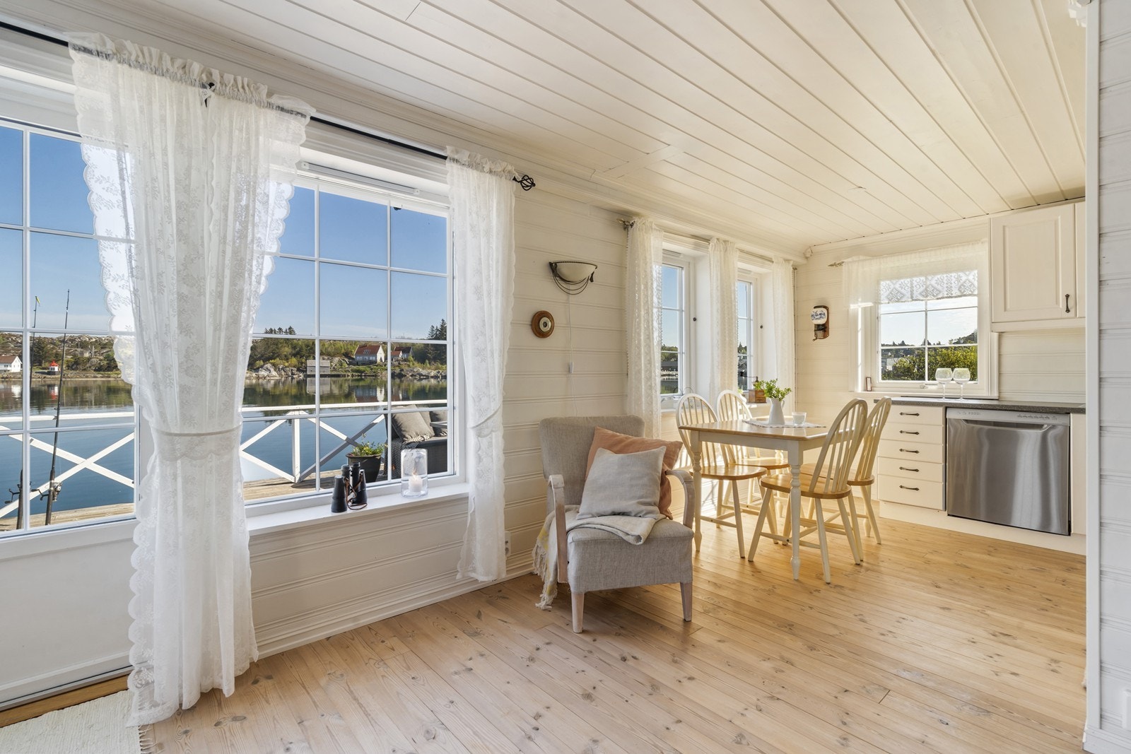 fra stuen er utgang til terasse Galleribilde