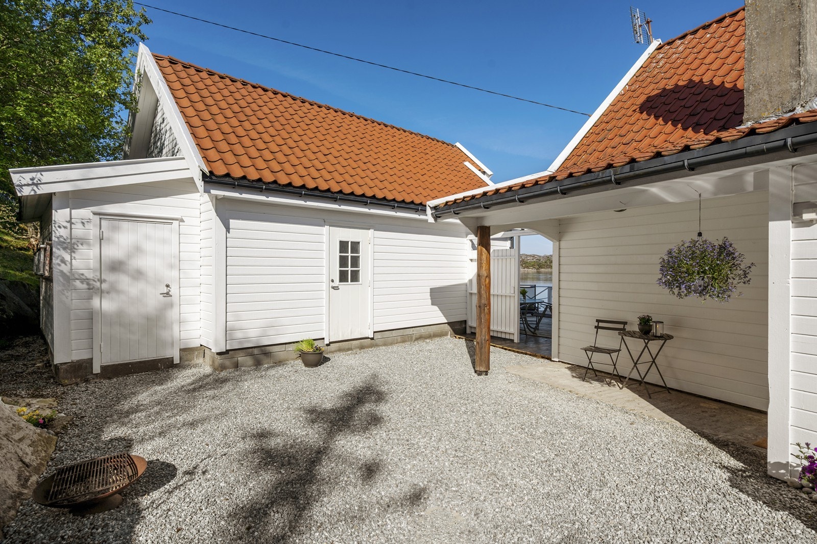 Lun og trivelig bakgård Galleribilde