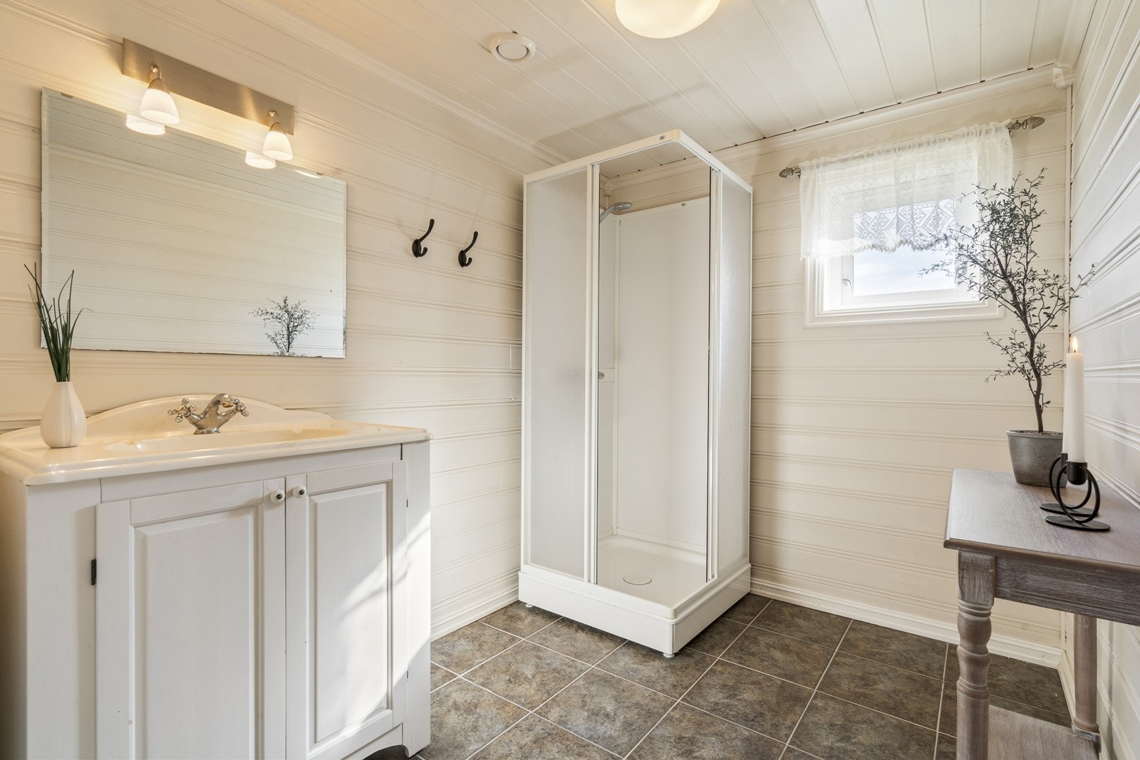 Baderom med dusj og vaskeseksjon Galleribilde