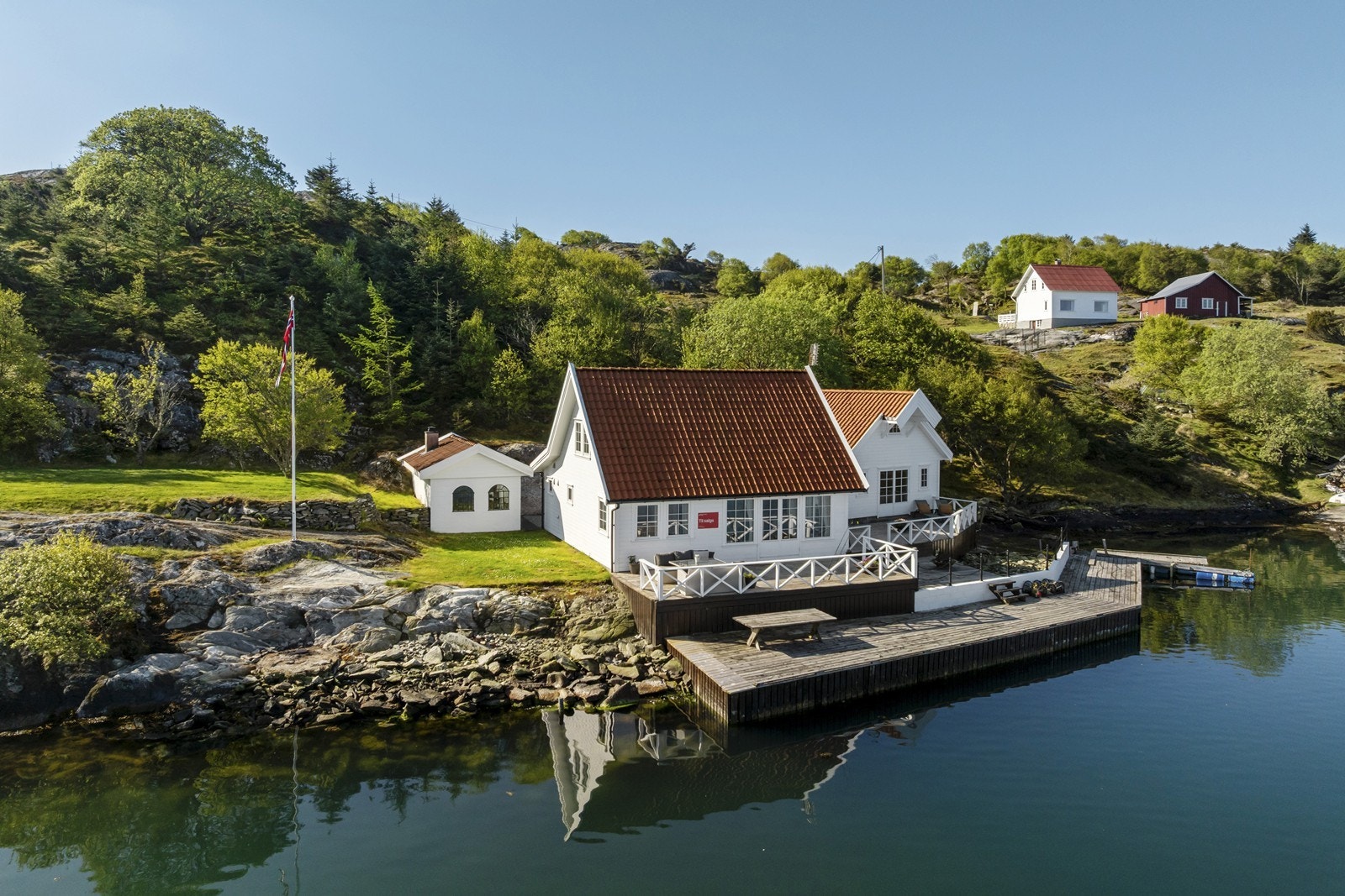 Eiendommen har også en herlig plen som kan benyttes til rekreasjon, lek og moro Galleribilde