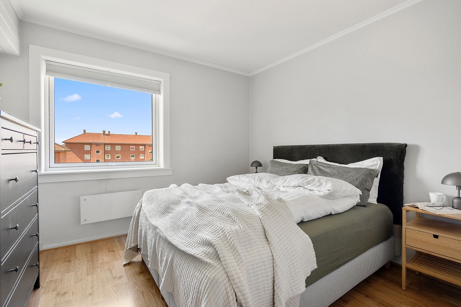 Soverom 1 med god plass til dobbeltseng mm Galleribilde