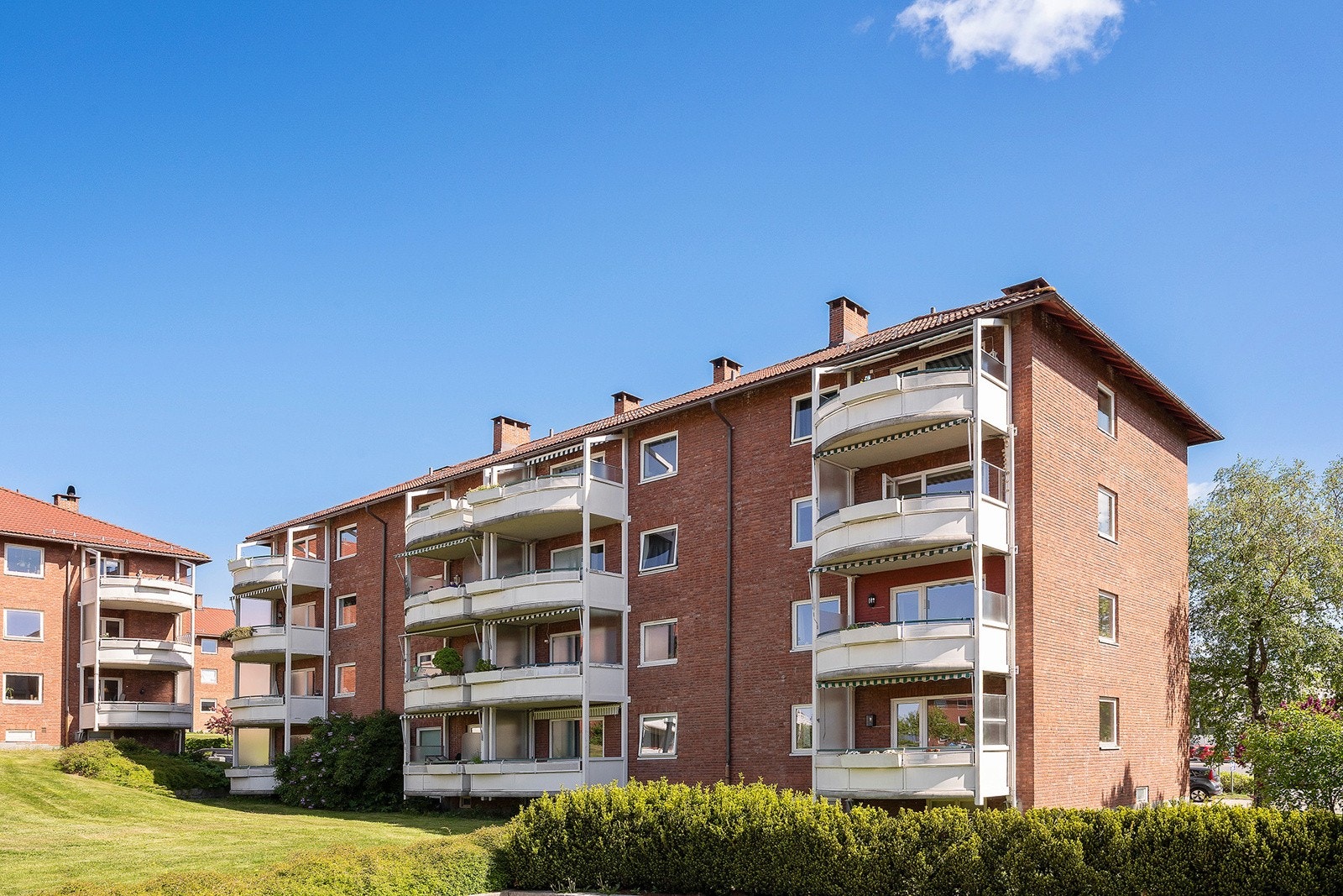 Fasade gjennomgående endeleilighet med vindu på gavlvegg Galleribilde