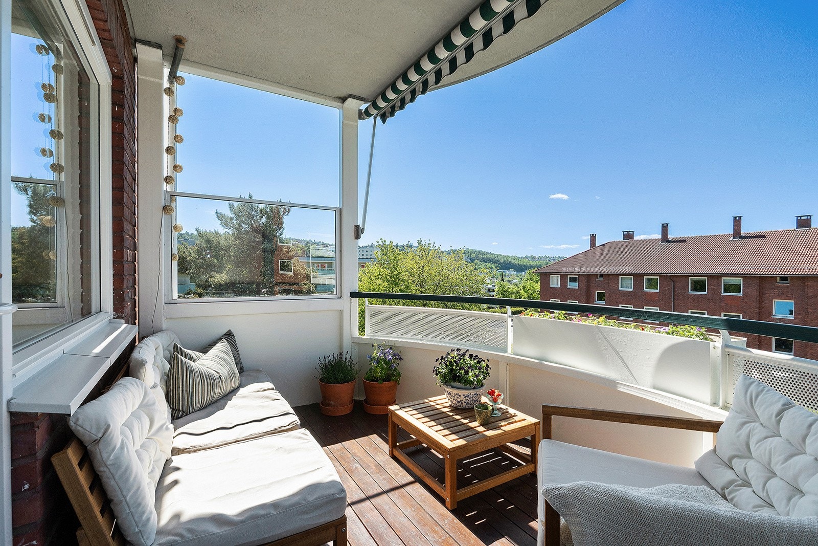 Balkong med god plass til utemøbler Galleribilde